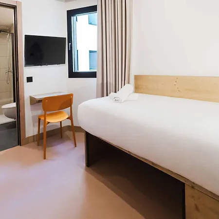 מלון Easyhotel Centro 2*