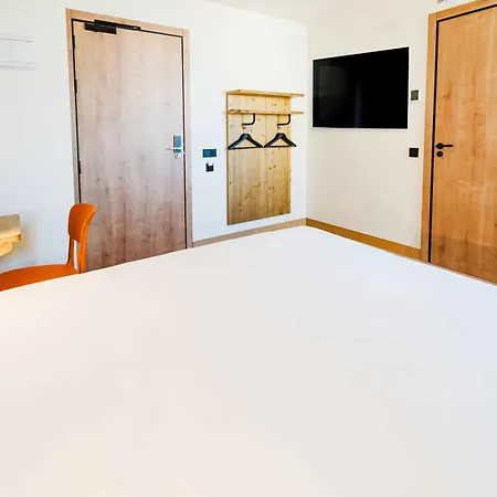מלון Easyhotel Centro 2*